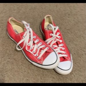 ❤️❤️❤️Adorable red Converse!!❤️❤️❤️
